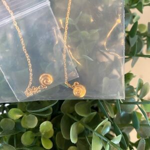 Elegant Gold Swirl Pendant Necklace